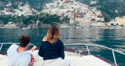 Båtturen från Sorrento till Amalfikusten passerar naturreservatet Punta Campanella