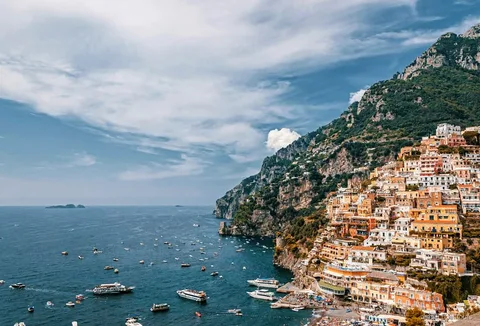Gäste der Bootstour ab Positano schwimmen bei der Grotta Smeraldo an der Amalfiküste