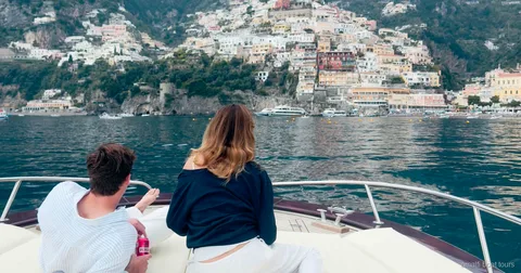 Tour in barca da Sorrento verso la Costiera Amalfitana davanti alla Riserva di Punta Campanella